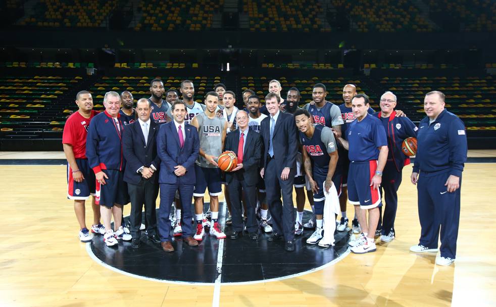 Foto di gruppo per Team USA col sindaco di Bilbao Ibon Areso